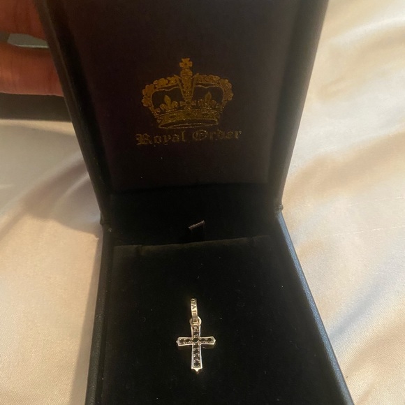 Royal Order Starlet Pendant With Black Diamonds